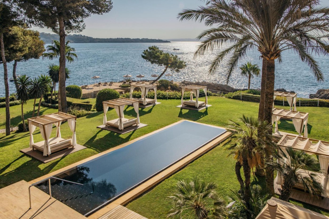 Los jardines del Hotel de Mar sobre la bahía de Illetas