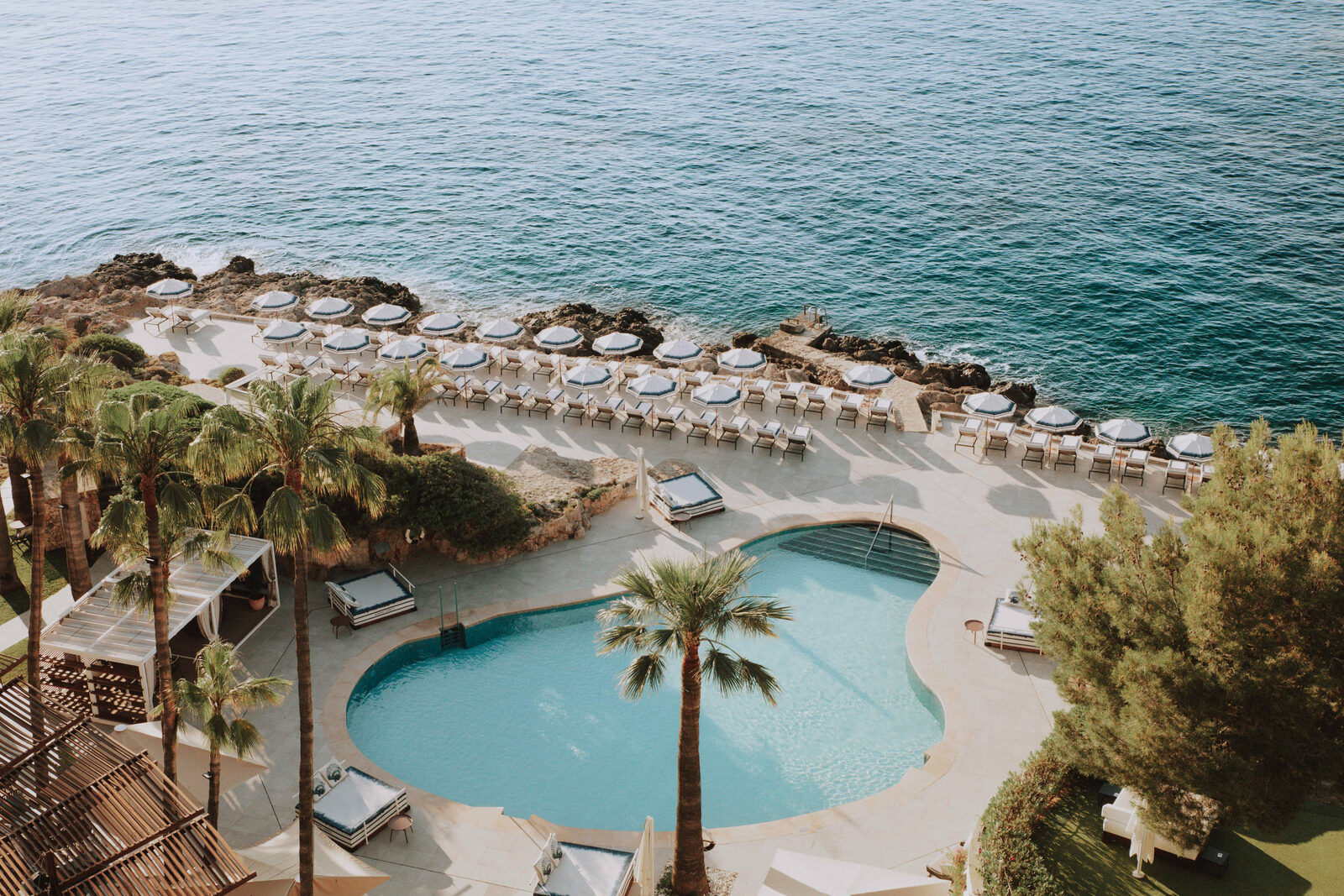 El Pool Club Bombón del Hotel de Mar, sobre el Mediterráneo