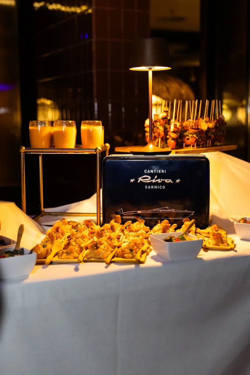 El buffet del lounge bar de Riva durante la velada
