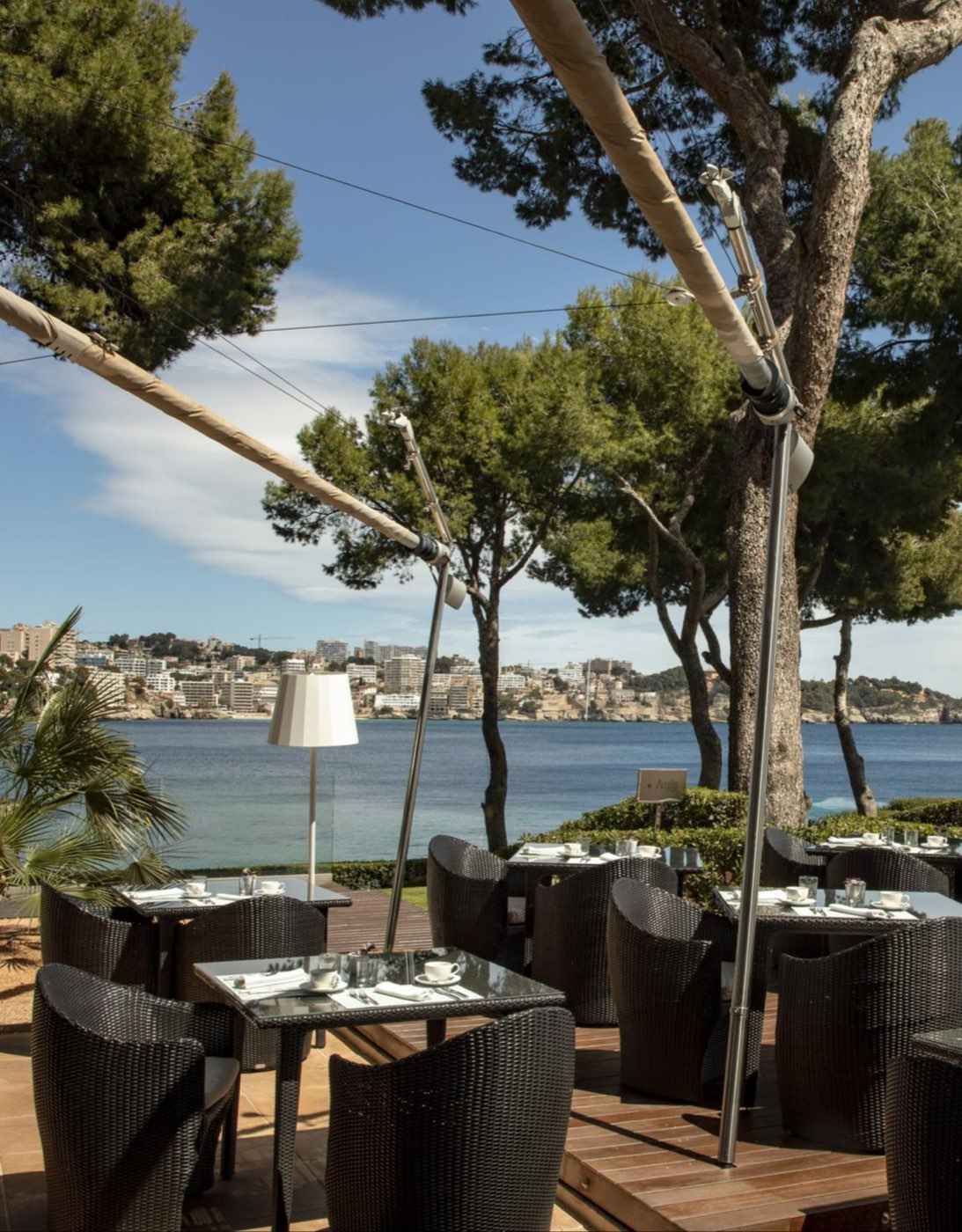 La terraza sobre la bahía, lista para la cena