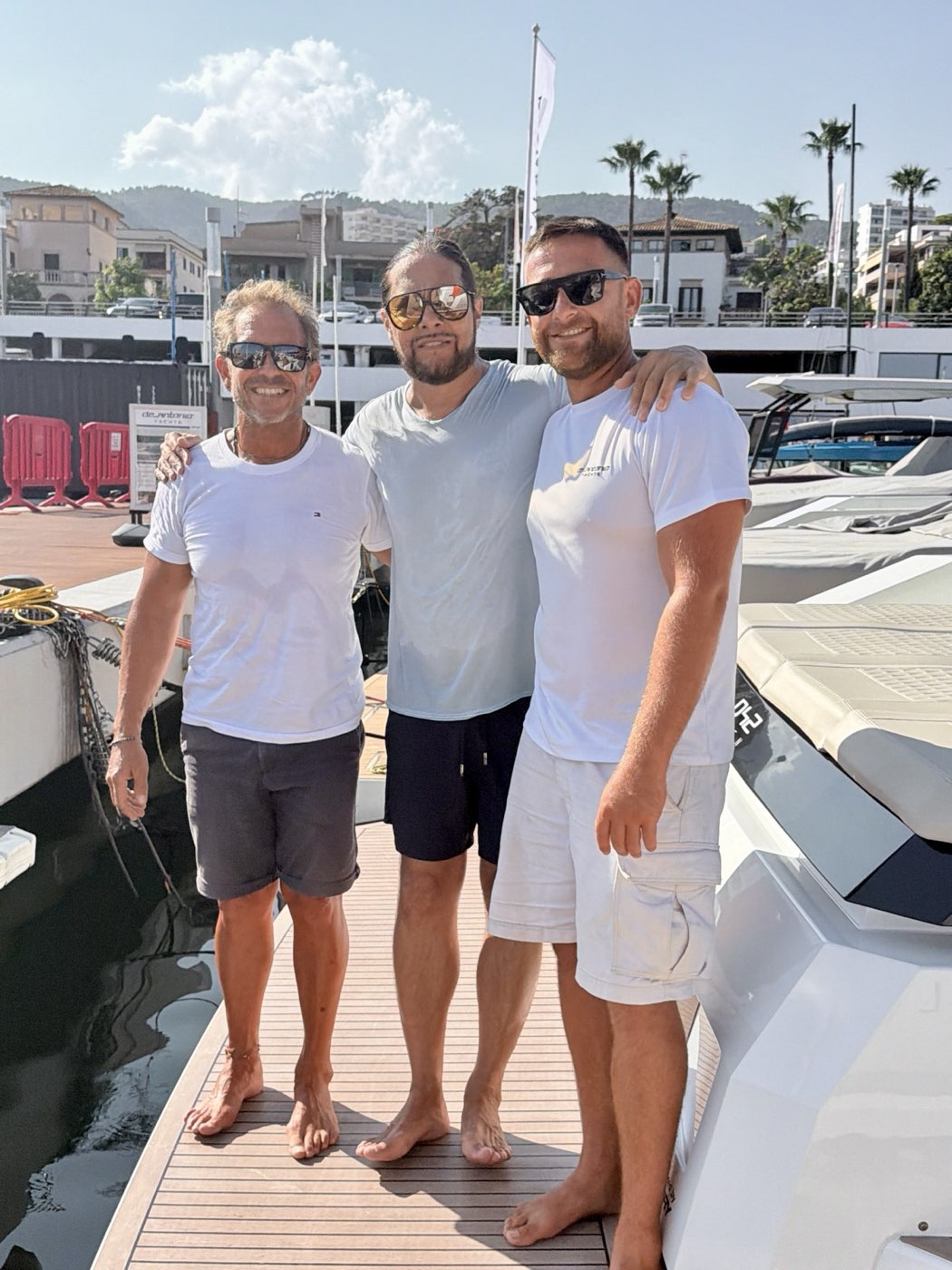 Joaquín Cortés con la tripulación de De Antonio Yachts Mallorca