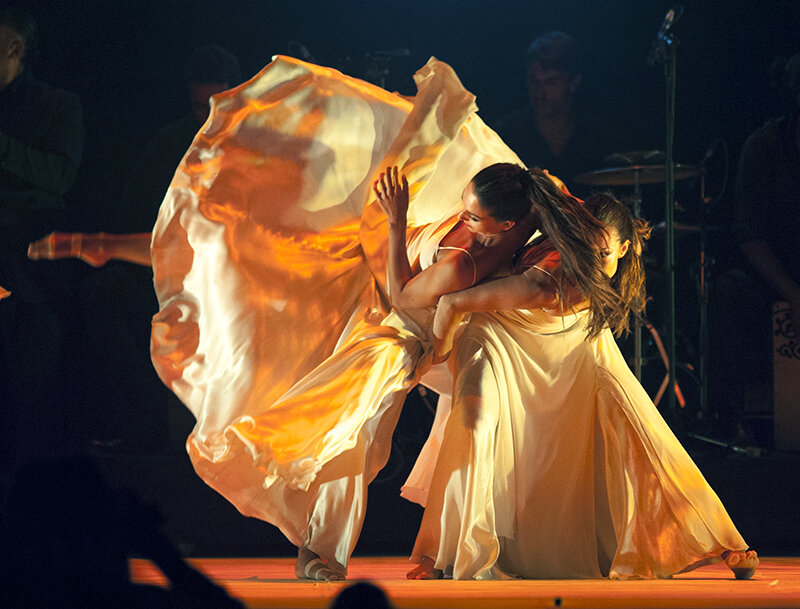 Pareja de baile envuelta en luz dorada