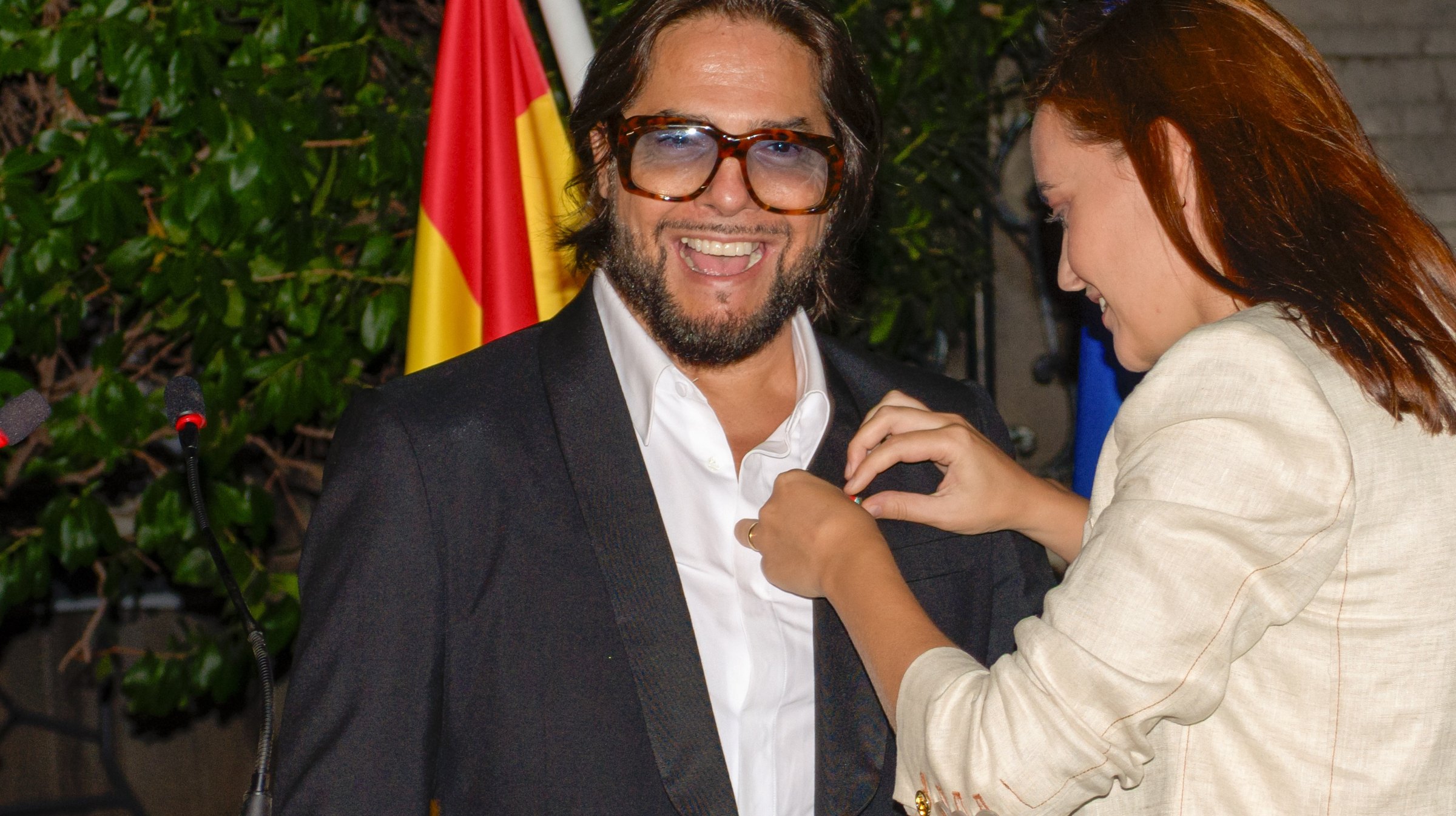 Joaquín Cortés, sonriente, en el momento en que le prenden la insignia de Ufficiale dell'Ordine della Stella d'Italia