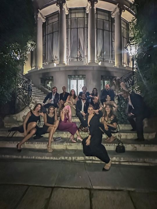Joaquín Cortés con invitados en la escalera de la Embajada de Italia, tras la imposición de la insignia