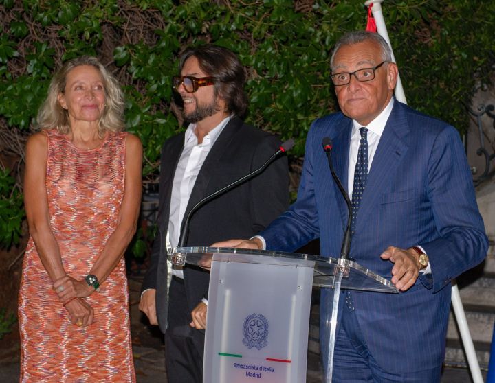 Joaquín Cortés con invitados durante la recepción