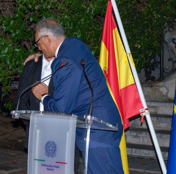 Imposición de la insignia de Ufficiale dell'Ordine della Stella d'Italia a Joaquín Cortés