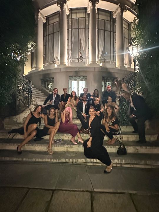 Invitados en el jardín de la Embajada de Italia