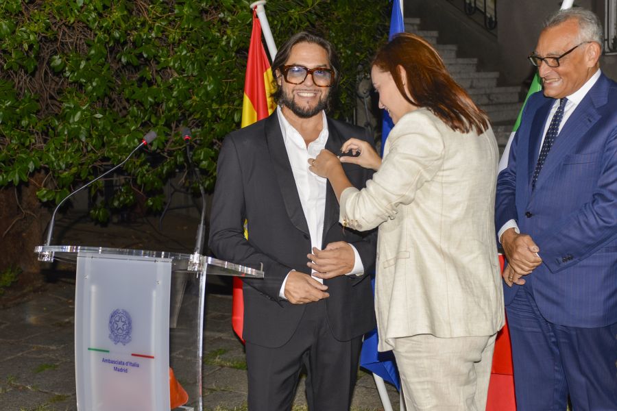 La imposición de la insignia, con el embajador al fondo